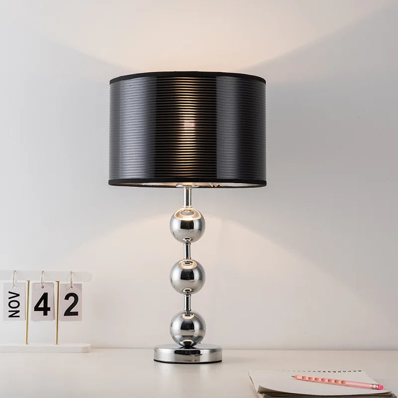 Grande lampe à poser chromée à trois boules, abat-jour noir rayé