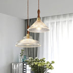 Suspension en verre strié, douille laiton et col en noyer, E27