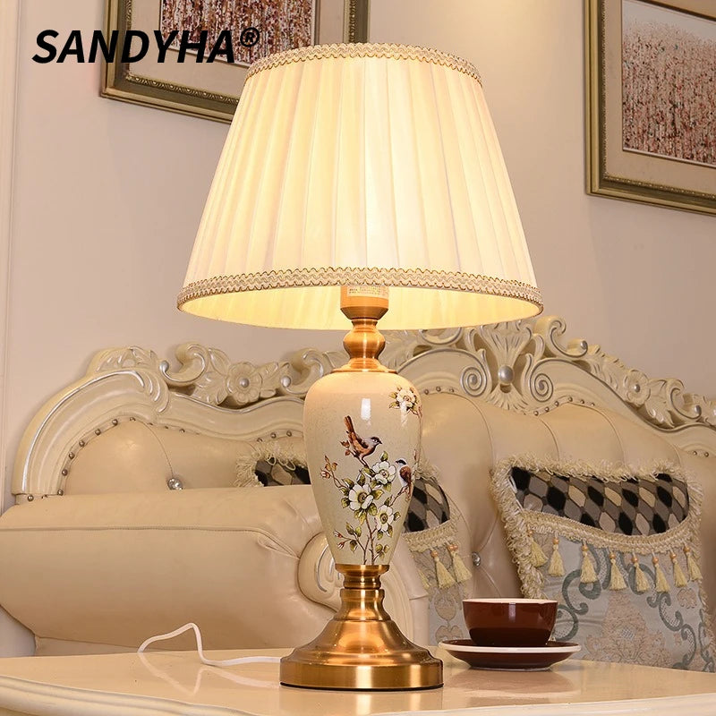 Lampe à poser en céramique peinte oiseaux et fleurs, socle doré
