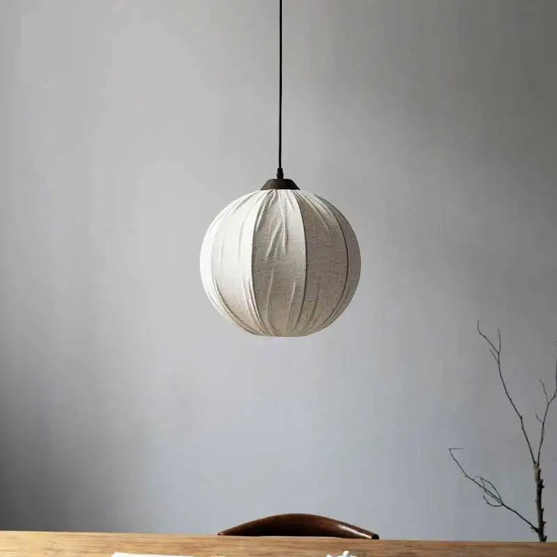 Suspension boule en tissu au drapé froissé