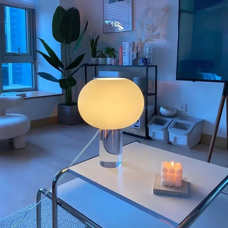 Lampe champignon en verre opalin sur colonne de verre clair