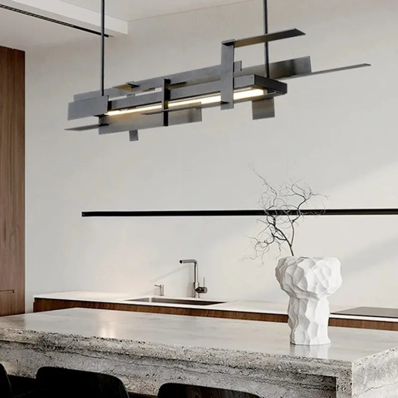 Lustre design en fer noir aux lignes architecturales