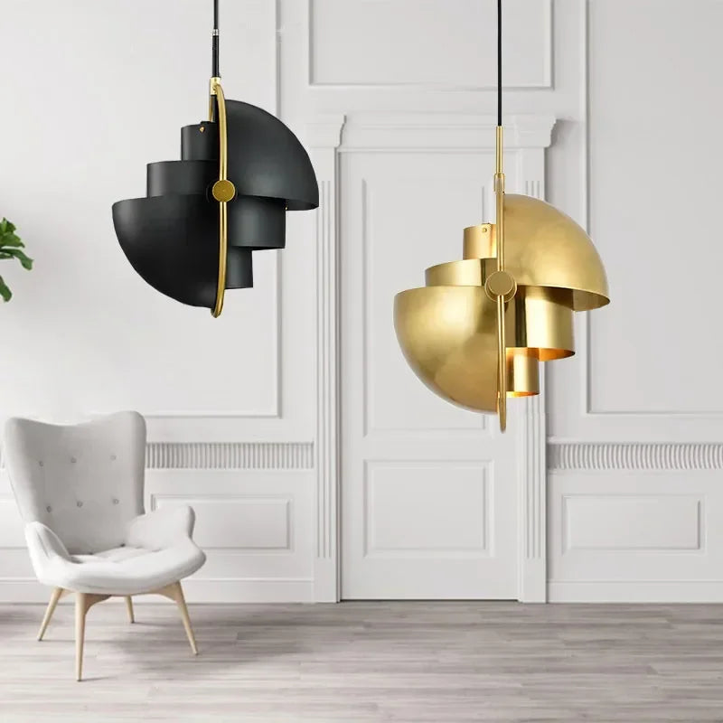 Suspension design à demi-coupoles pivotantes dans un cerceau doré