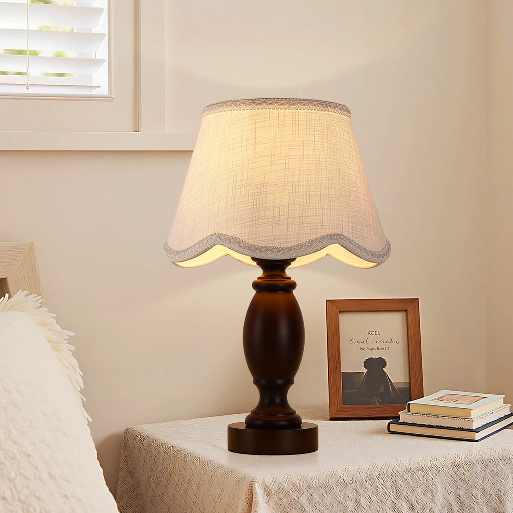 Lampe de chevet pied en bois tourné, abat-jour blanc festonné, E27