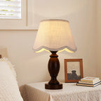 Lampe de chevet pied en bois tourné, abat-jour blanc festonné, E27