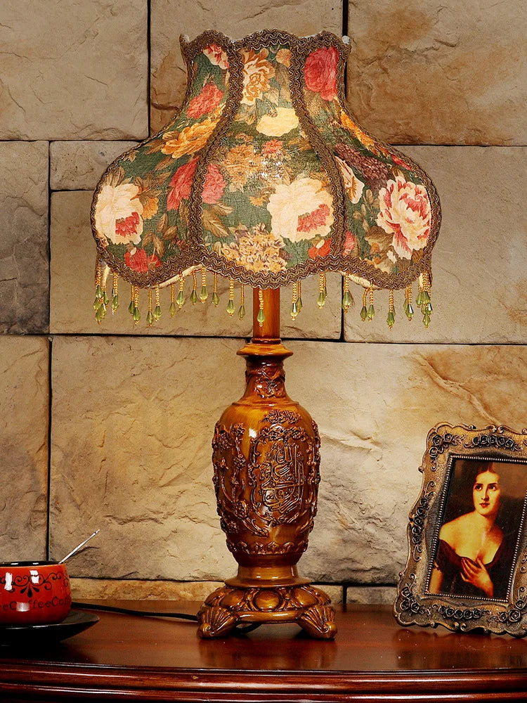 Lampe de chevet rétro en résine sculptée, abat-jour fleuri à pampilles