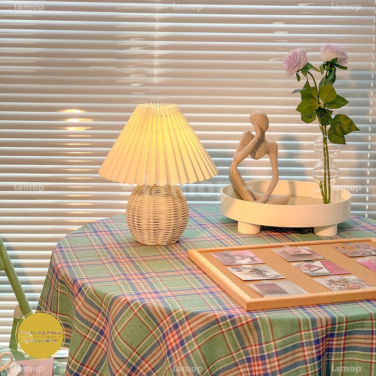 Lampe de chevet vichy ou fleurie, pied boule en rotin tressé, 28 cm