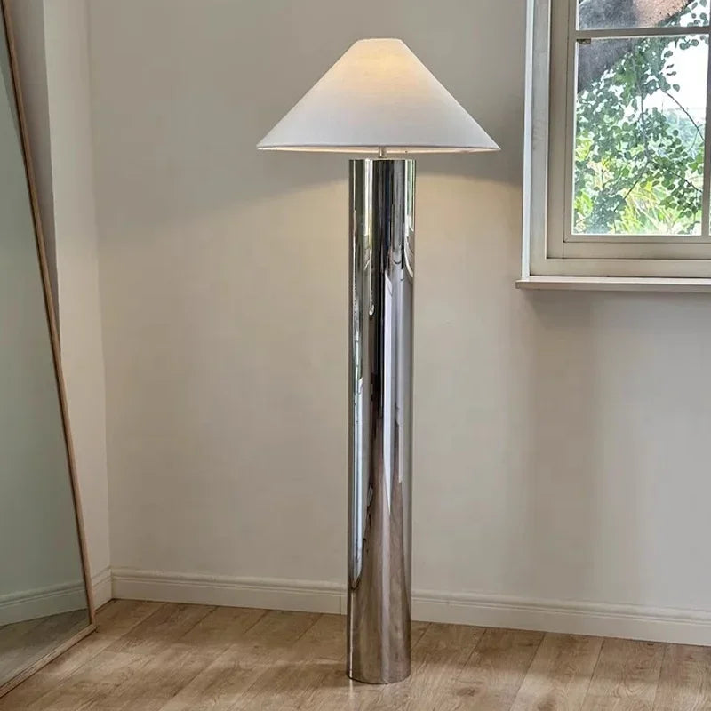 Lampadaire fût chromé et abat-jour conique en tissu blanc, 146 cm
