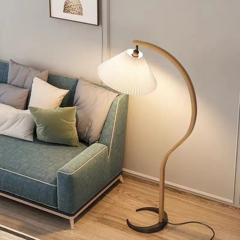 Lampadaire en bois courbé à abat-jour plissé, plusieurs modèles