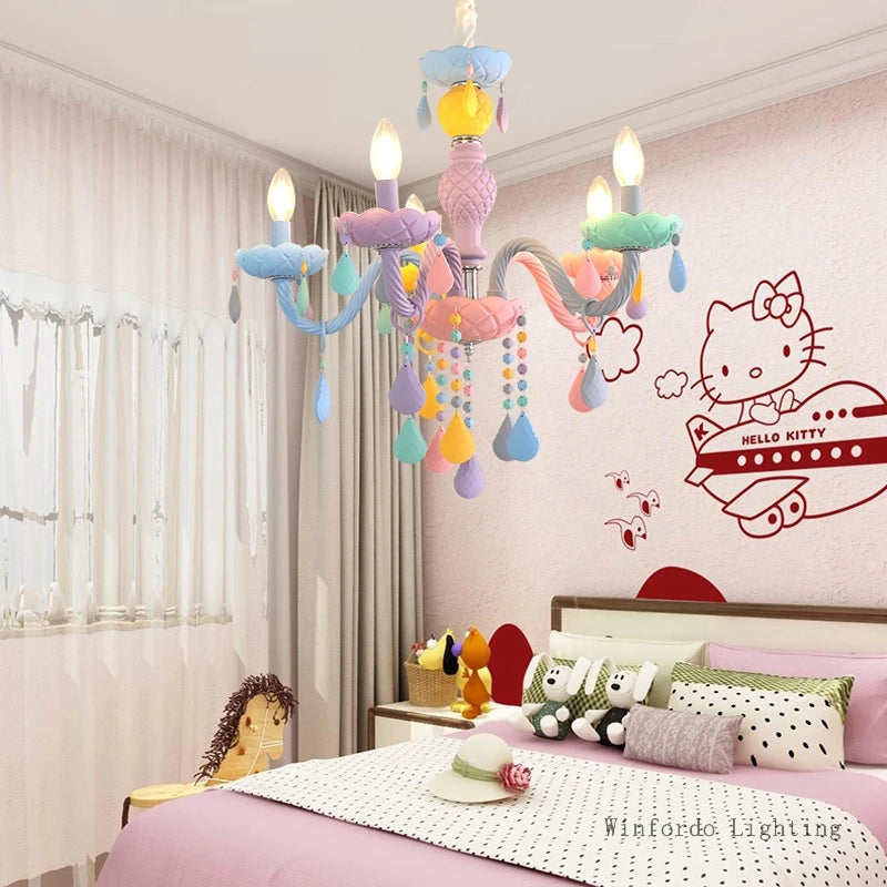 Lustre pastel à pampilles colorées et bougies pour chambre d'enfant