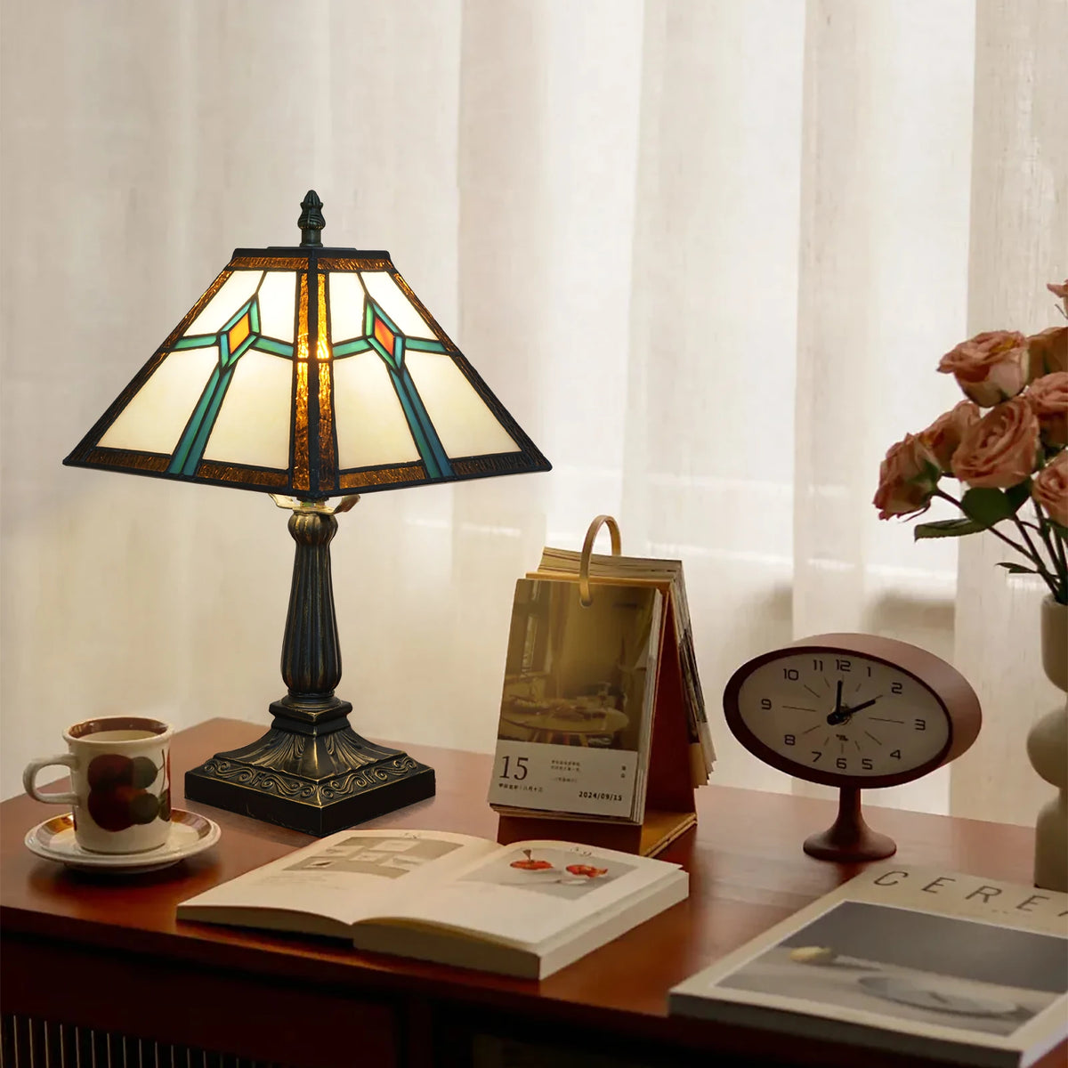 Lampe de table style Mission en vitrail, abat-jour pyramidal 28 cm