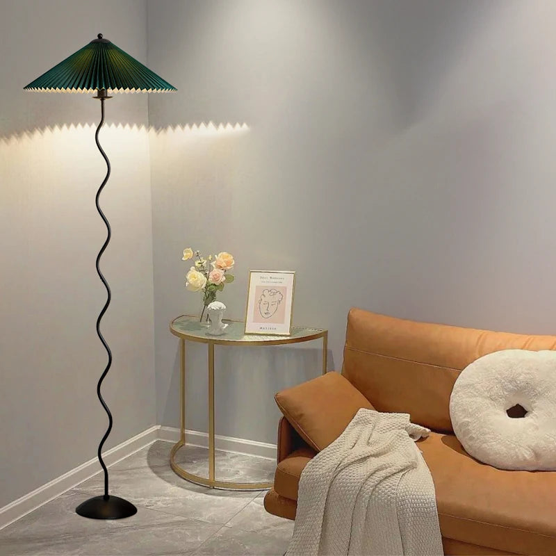 Lampadaire noir à tige ondulée et abat-jour plissé, 150 cm
