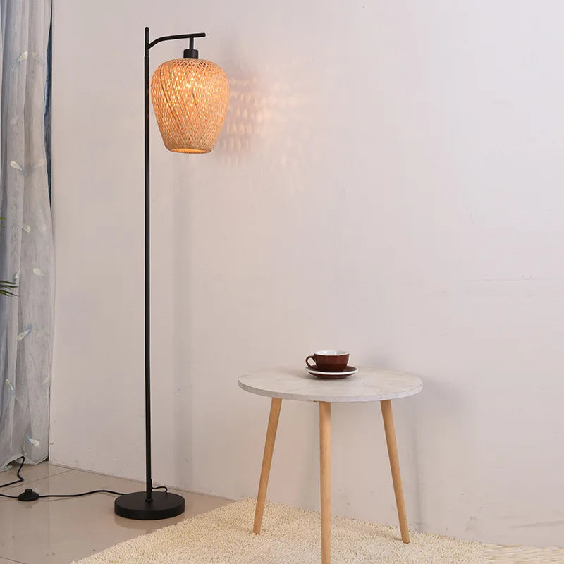 Lampadaire à potence noir, abat-jour en tissu ou en rotin tressé
