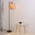Lampadaire à potence noir, abat-jour en tissu ou en rotin tressé