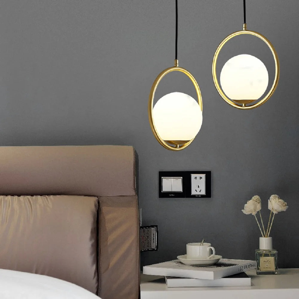 Suspension LED anneau doré et globe, trois modèles pour le chevet