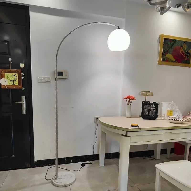 Lampadaire arc chromé, dôme blanc ou orange, socle en marbre