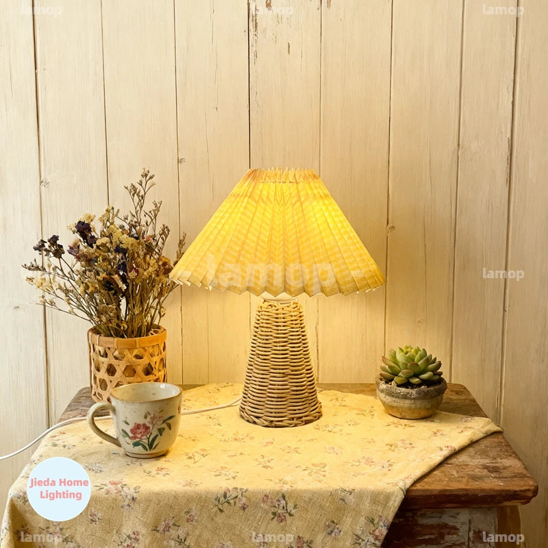 Lampe de chevet en rotin à pied conique et abat-jour plissé, 31 cm