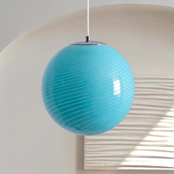 Suspension boule en verre opalin à rayures spirale