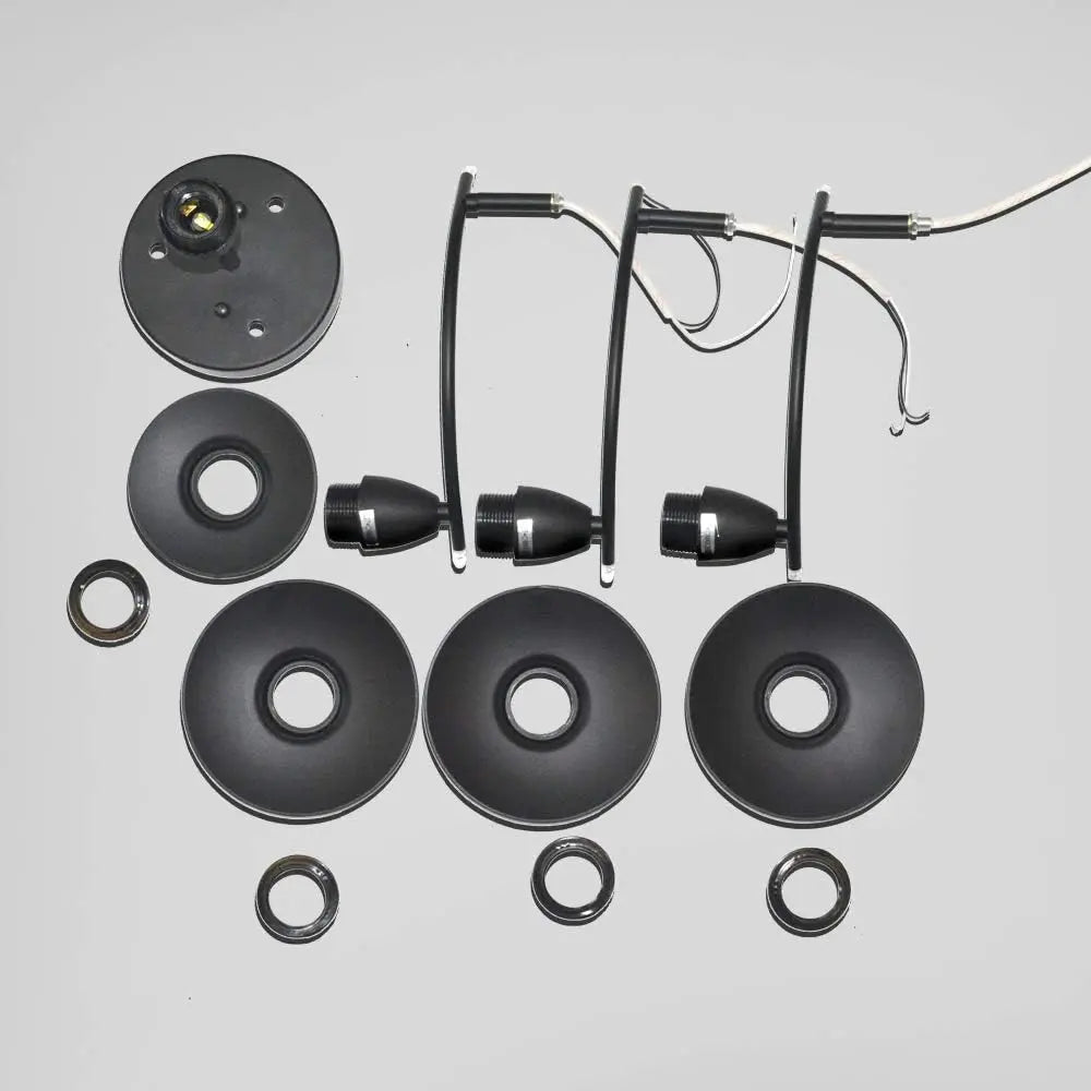 Plafonnier noir 4 lumières à bras courbes et abat-jour chapeau