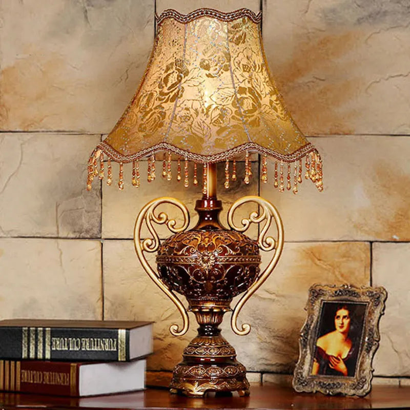 Lampe de bureau vintage en résine à anses ajourées, 3 abat-jour