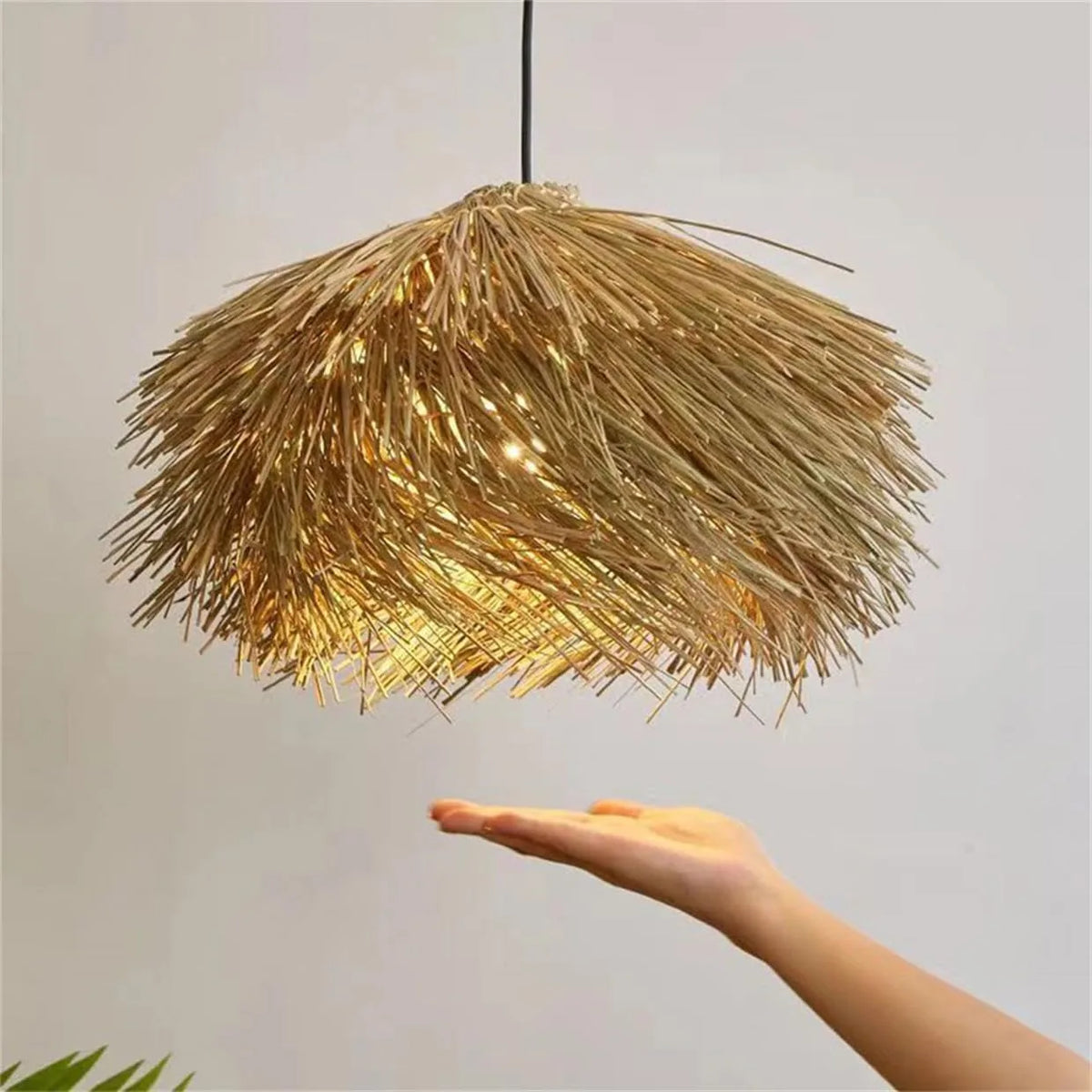Lustre en fibre de bambou façon paille Ø 50 cm, quatre silhouettes