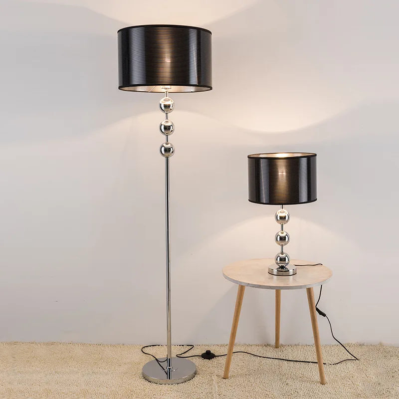 Grande lampe à poser chromée à trois boules, abat-jour noir rayé
