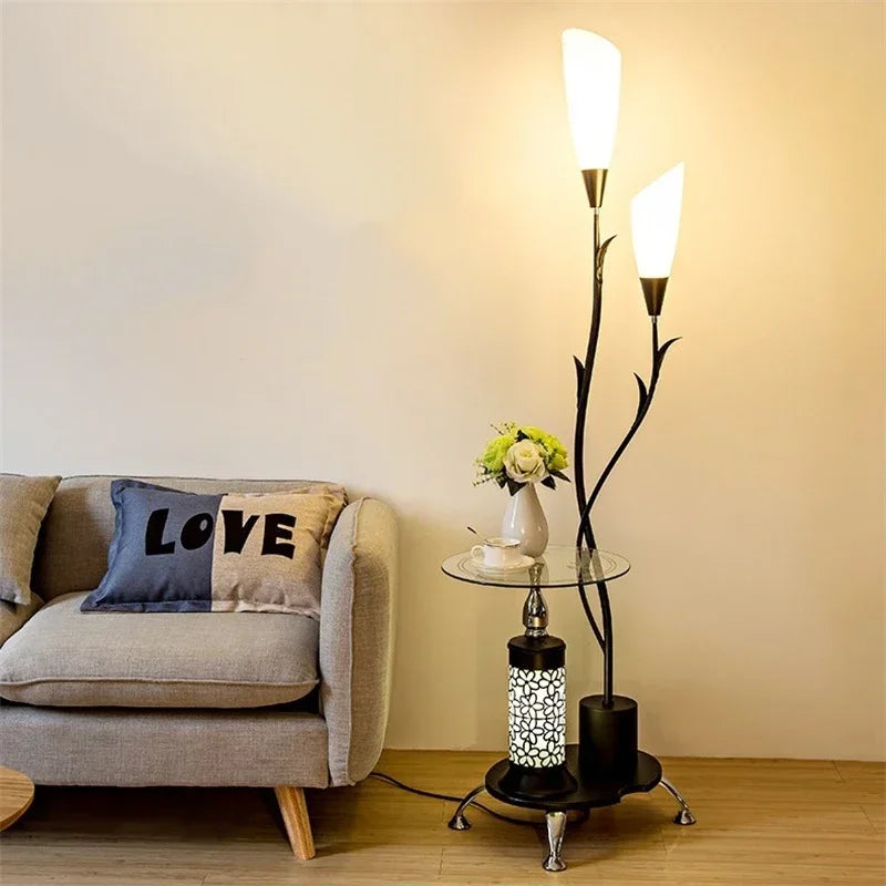 Lampadaire avec tablette en verre intégrée, à poser près du canapé