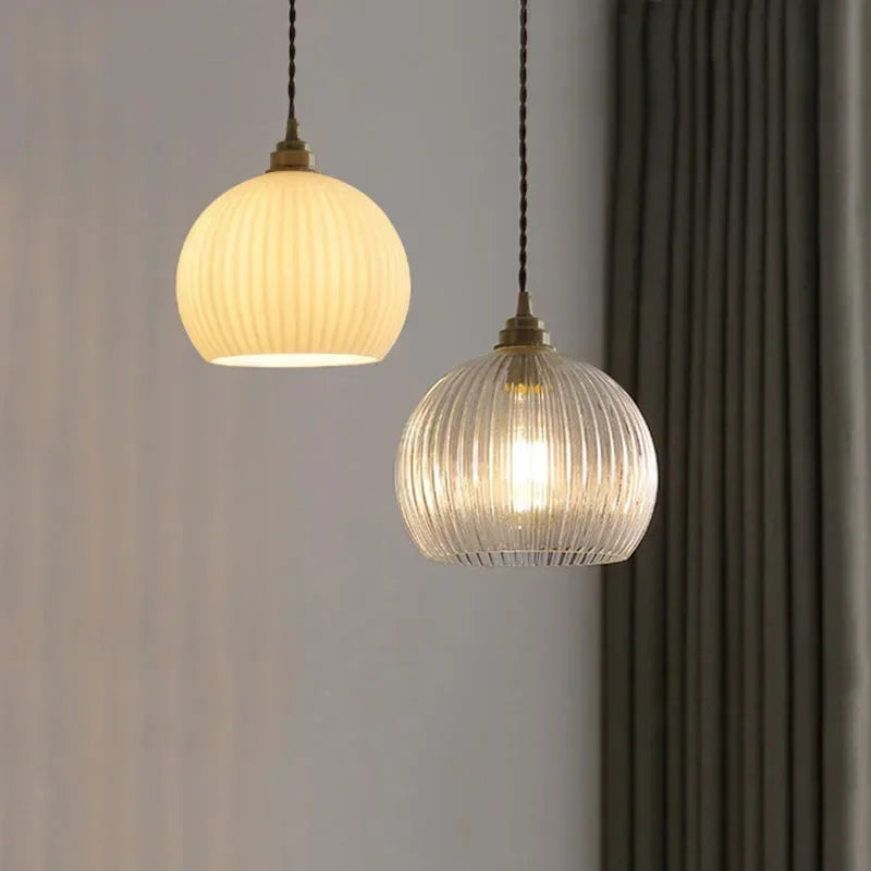Suspension dôme en verre côtelé, douille dorée et câble torsadé