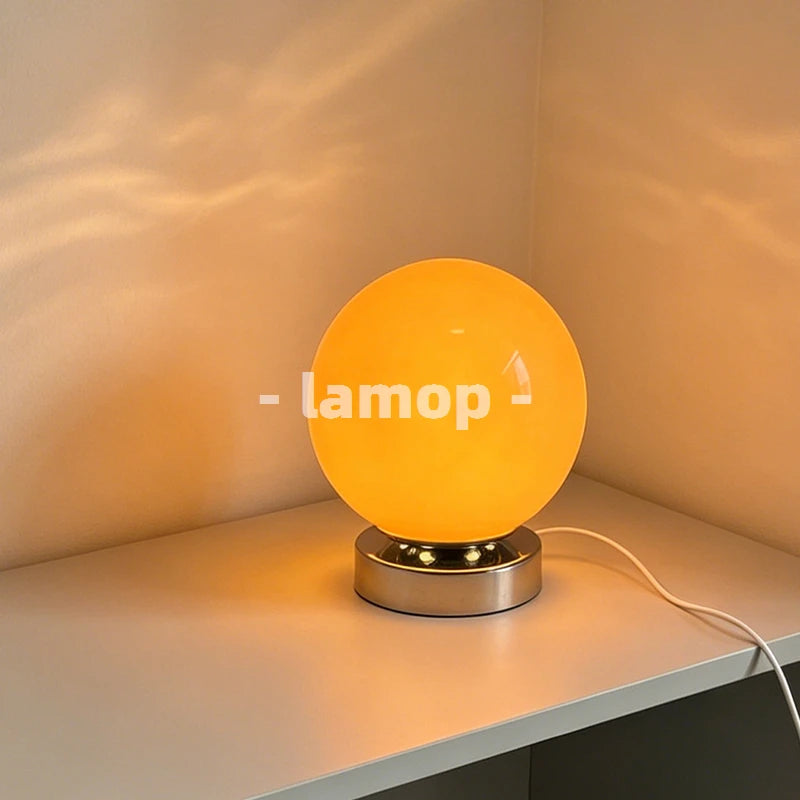 Lampe de table sphère en verre orange sur socle chromé court