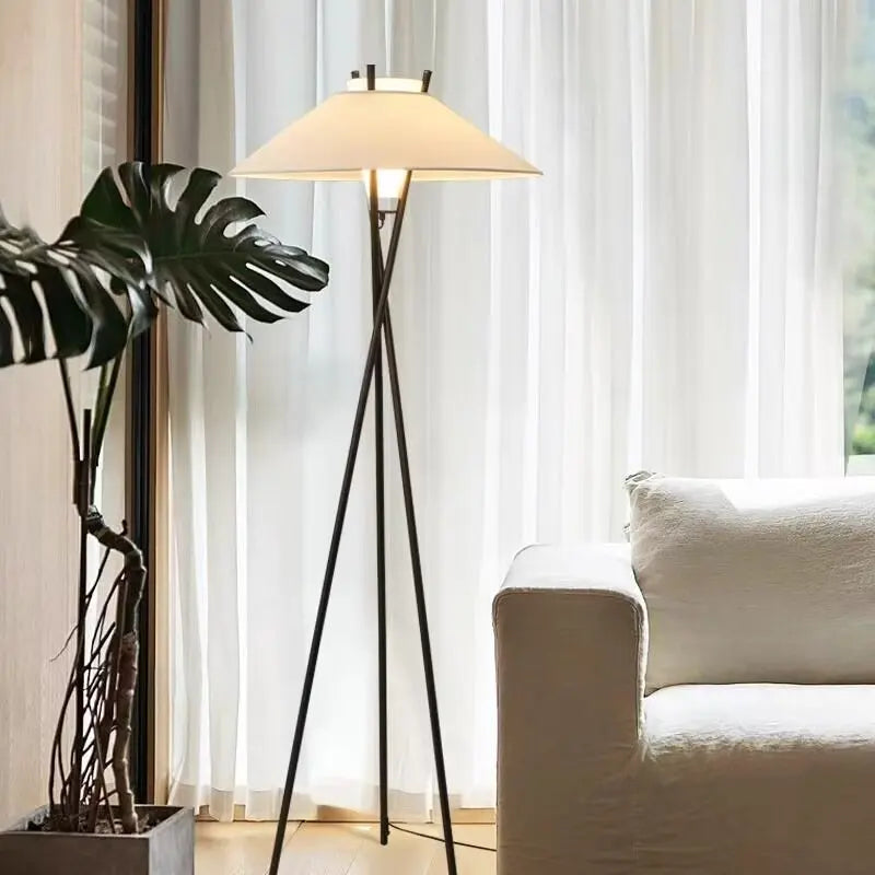 Lampadaire trépied noir à grand abat-jour blanc évasé, 167 cm