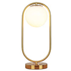 Lampe à poser globe en verre opalin dans un anneau doré ou noir