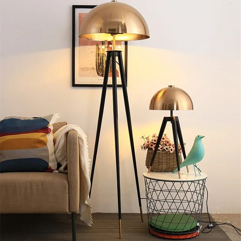 Lampadaire trépied noir à dôme doré, existe en lampe de table