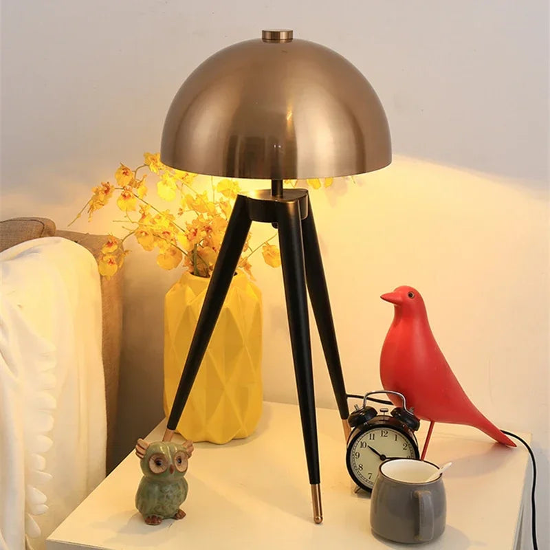 Lampadaire trépied champignon, dôme doré et pieds noirs 165 cm