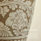 Lampe à poser en céramique gravée de pivoines, abat-jour conique