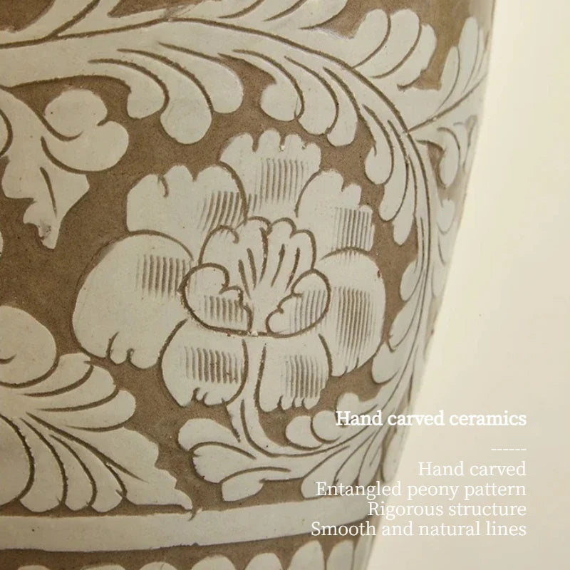 Lampe à poser en céramique gravée de pivoines, abat-jour conique