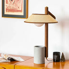 Lampe à poser en bois et ciment, chapeau en tissu et globe en verre