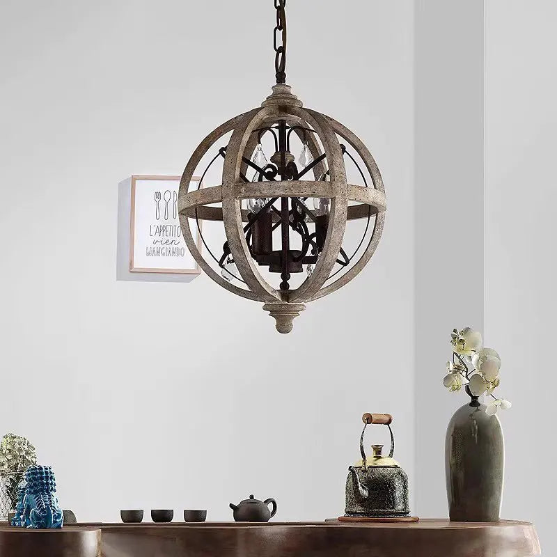 Lustre boule en bois patiné, 3 chandelles E14 et pampilles