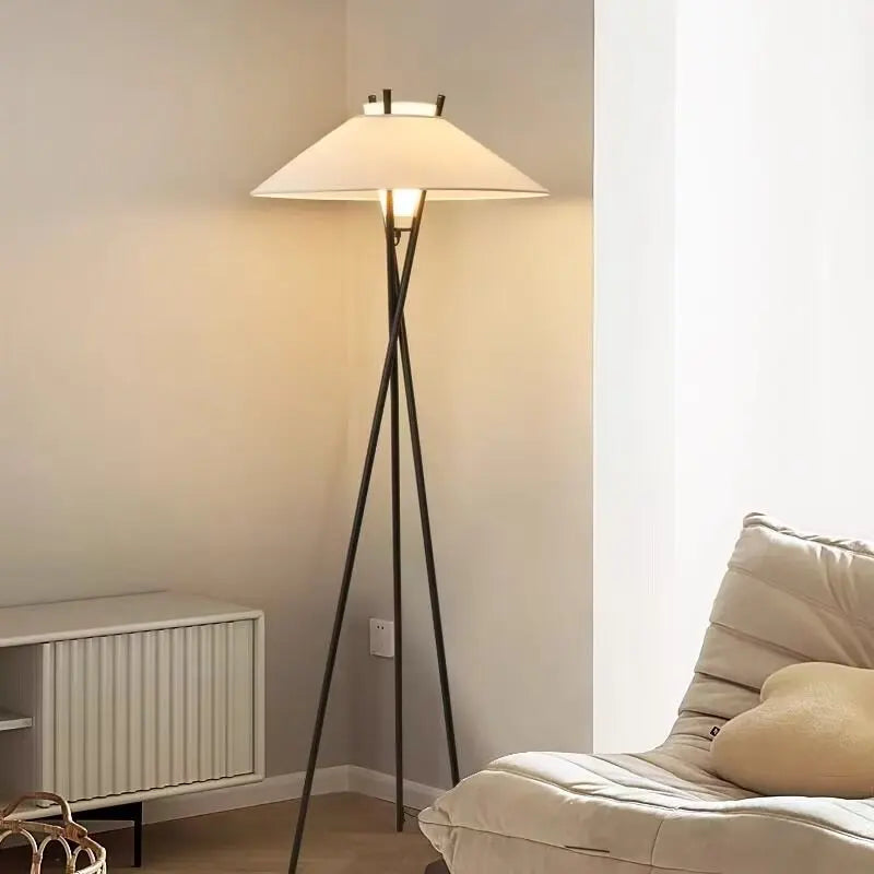 Lampadaire trépied noir à grand abat-jour blanc évasé, 167 cm
