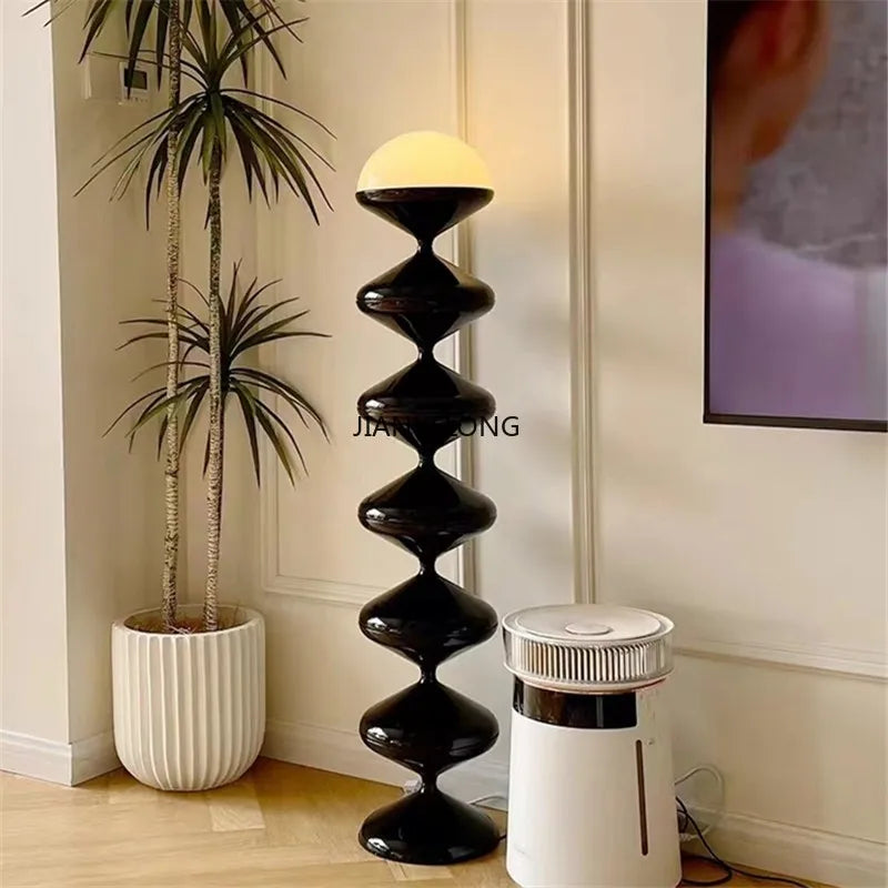 Une colonne laquée pour signer un angle de salon