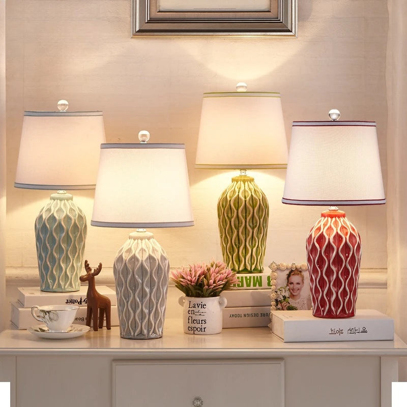 Lampe en céramique à reliefs ondulés, abat-jour en tissu, 50 cm