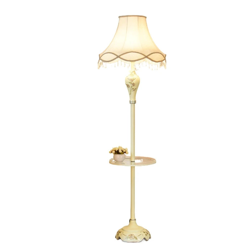 Lampadaire classique crème, abat-jour à franges et tablette en verre