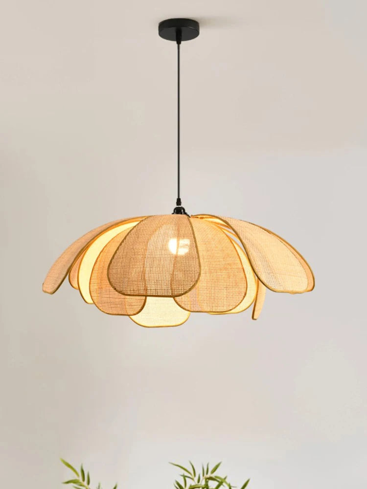 Suspension corolle en rotin aux pétales cannés, Ø 50 ou 60 cm
