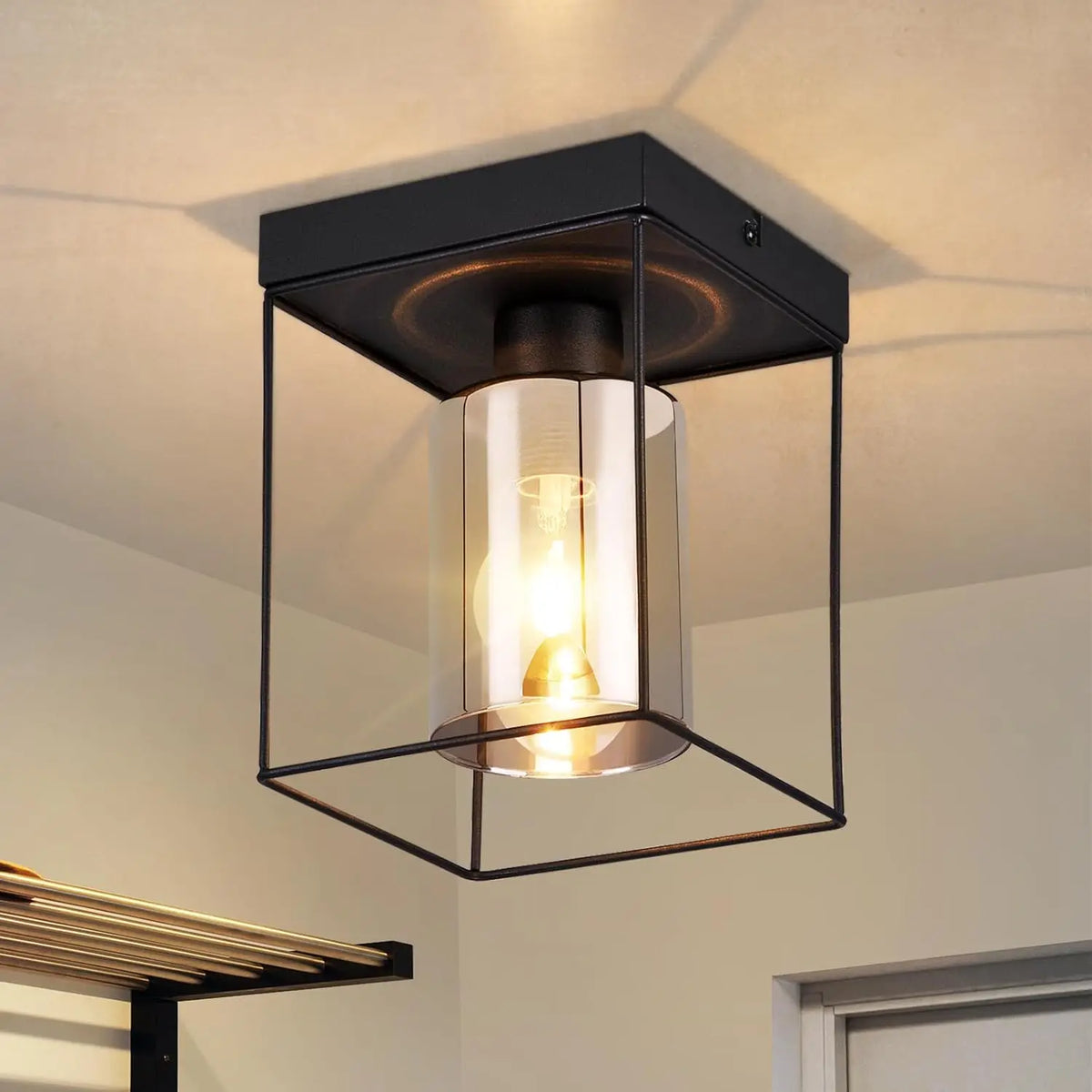 Plafonnier cage noire et verre fumé au style industriel