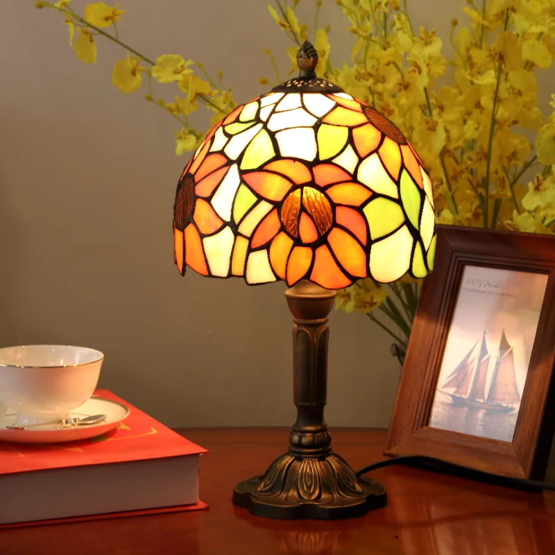 Tournesols, tulipes et roses en verre teinté serti