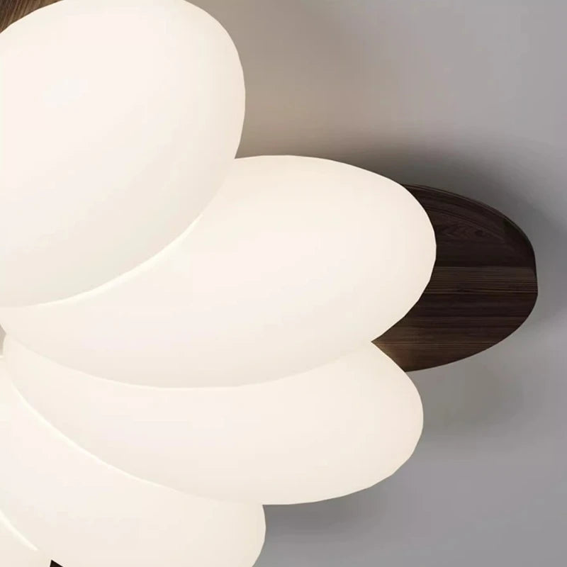 Plafonnier fleur en bois massif et pétales opalins, LED trois teintes