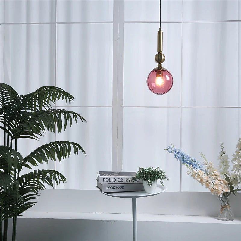 Suspension globe en verre teinté sur colonne dorée à perle, Ø 15 cm