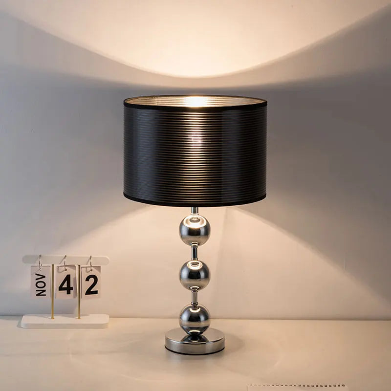 Grande lampe à poser chromée à trois boules, abat-jour noir rayé