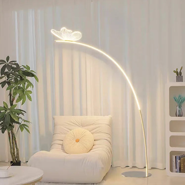 Lampadaire arc doré LED surmonté d'un papillon en acrylique
