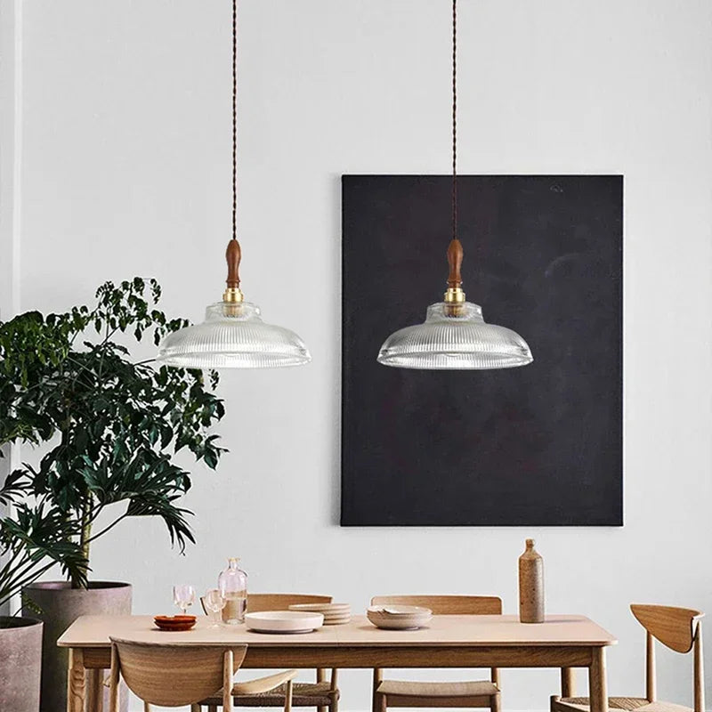 Suspension en verre strié, douille laiton et col en noyer, E27