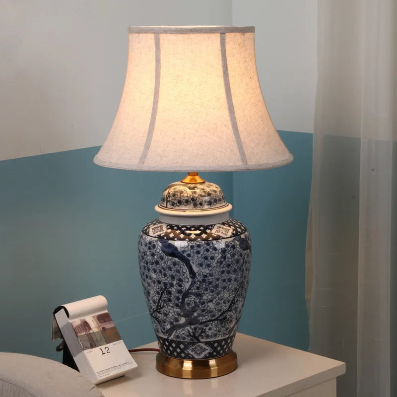 Lampe en porcelaine bleue et blanche peinte d'oiseaux